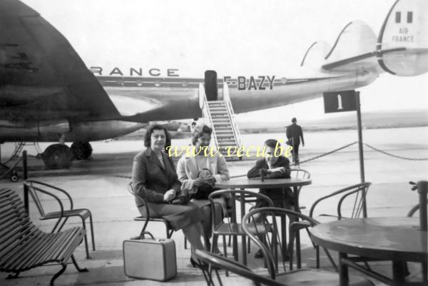 photo ancienne  d'avions  &nbsp;Passagers attendant d'embarquer en terrasse devant un Lockheed Constellation d'Air France (F-BAZY) sur le tarmac.
