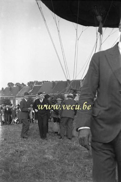 photo ancienne  de ballons   Derniers préparatifs et poses avant le décollage du ballon