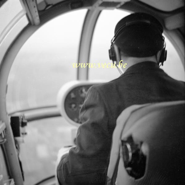 photo ancienne  d'hélicoptères   Pilote d'hélicoptère à la manoeuvre autour du Heysel