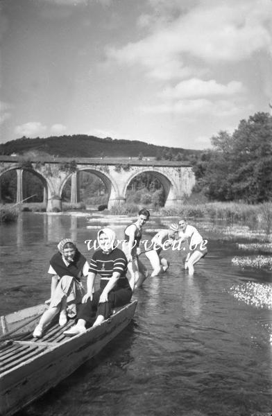 photo ancienne  de barques  De galants messieurs tirent ses dames en barque sur la Semois