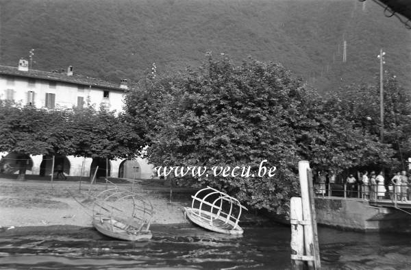 photo ancienne  de barques  Deux barques accostées sur la berge près de l'embarcadère