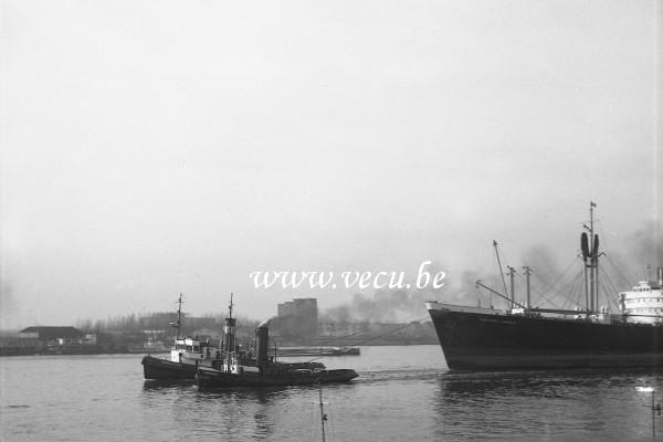 foto van Vrachtschip  Remorquage du cargo Tintagel Castel