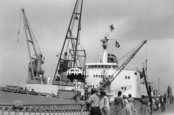 photo ancienne  de cargos  Promenoir du port d'Anvers, (dé)chargement d'une voiture