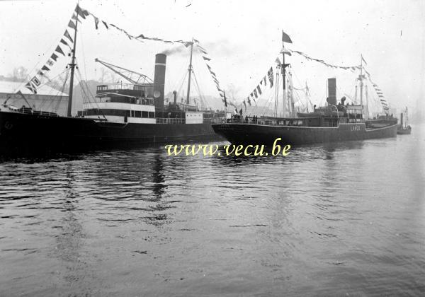 photo ancienne  de cargos  Cargo Largo Newcastle et à gauche le cargo ss York