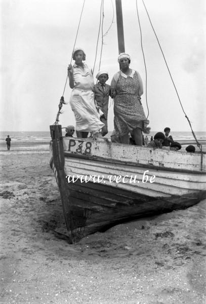 photo ancienne  de divers bateaux  La famille s'amuse sur le bateau ensablé sur la plage