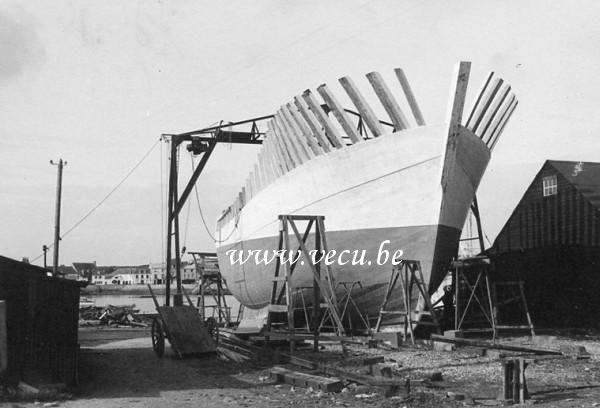 photo ancienne  de divers bateaux  Au chantier naval