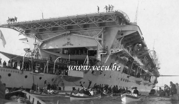 photo ancienne  de divers bateaux  Animation nautique autour d'un paquebot/porte-avions(?)