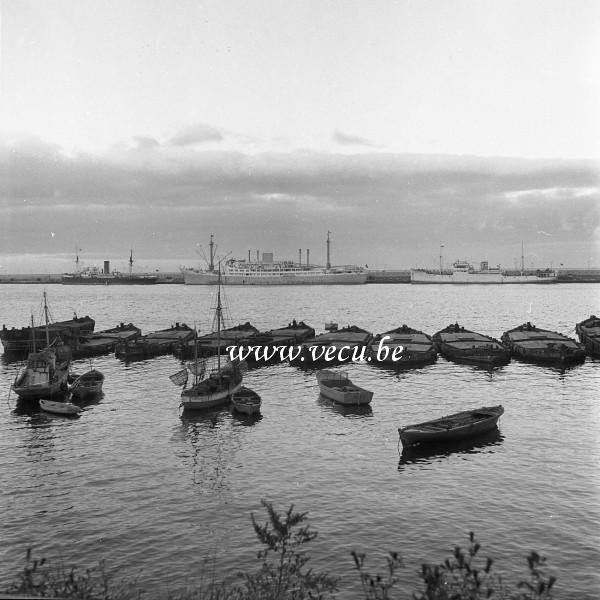 photo ancienne  de divers bateaux  Paquebot et cargos à quai, petits bateaux de pêche au mouillage