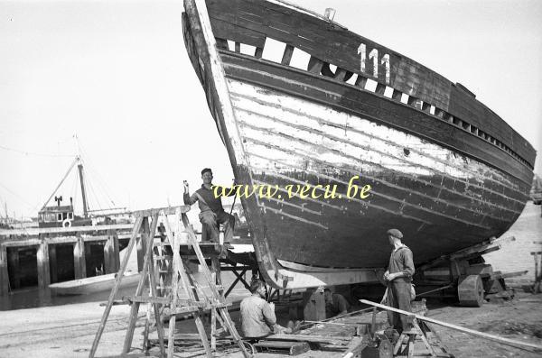 photo ancienne  de divers bateaux  Réparation d'un bateau