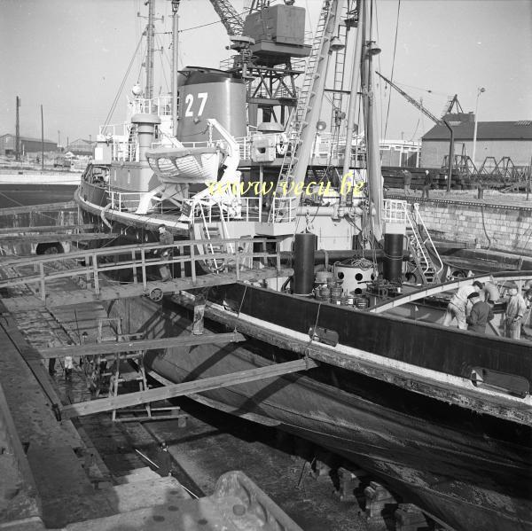photo ancienne  de divers bateaux  Réparation d'un bateau dans une cale sèche