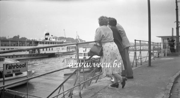 photo ancienne  de bateaux fluviaux  Bateaux-touristes sur le Rhin - embarcadère pour Mehlem(Bonn)