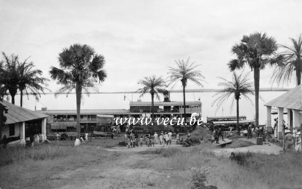 photo ancienne  de bateaux fluviaux  Bateaux chargés le long de la rive du fleuve Congo