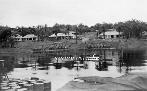 photo ancienne  de bateaux fluviaux  Les marchandises sur la rive prêtes à être embarquées