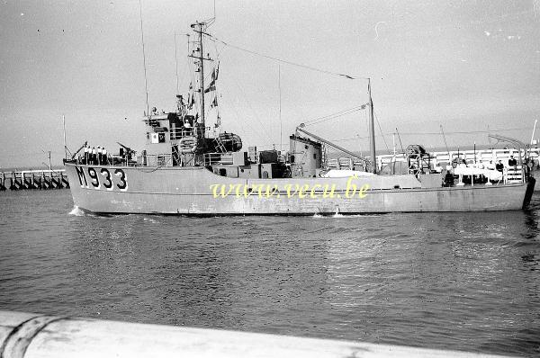 photo ancienne  Dragueur de mines Koksijde M933 sortant du port d'Ostende