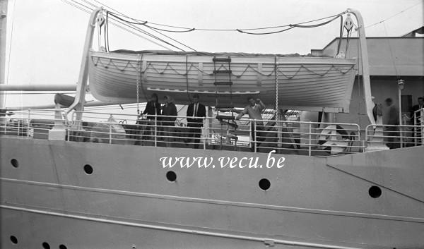 Photo ancienne  de paquebots  Sur le pont au départ du paquebot (Bremen?) en avril 1965