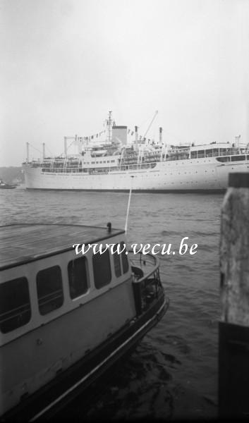 photo ancienne  de paquebots  Le paquebot est remorqué vers la pleine mer