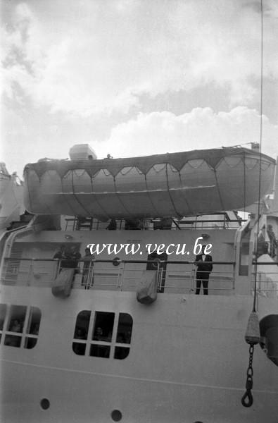 photo ancienne  de paquebots  Sur le pont au départ du paquebot