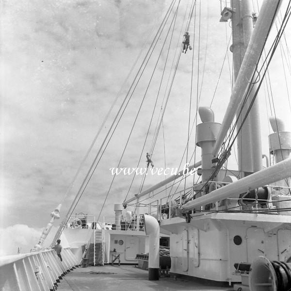 photo ancienne  de paquebots  Entretien des cordages d'un paquebot de la ligne Anvers-Léopoldville