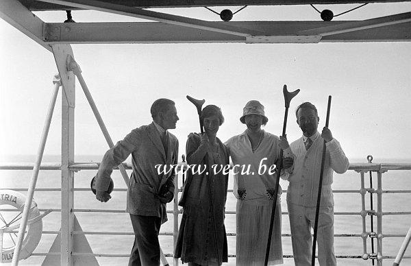 photo ancienne  de paquebots  Entre deux parties de palets sur le pont du Patria