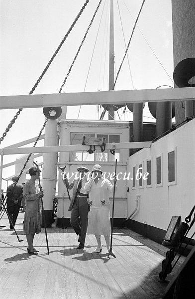 photo ancienne  de paquebots  On joue au palet sur le pont du Patria