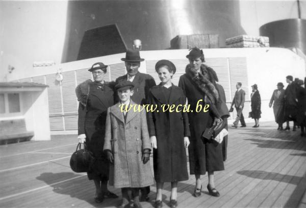 photo ancienne  de paquebots  Sur le pont du Normandie