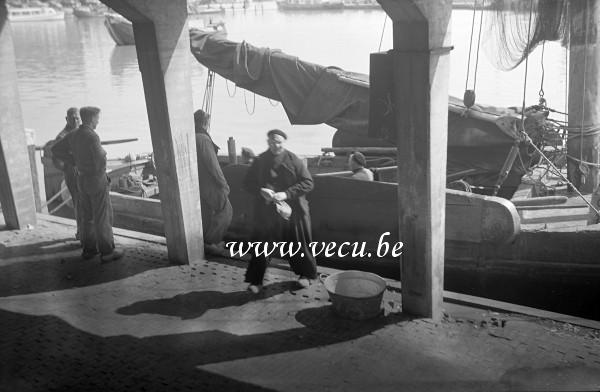 photo ancienne  de bateaux de pêche  Préparation et nettoyage du bateau à quai