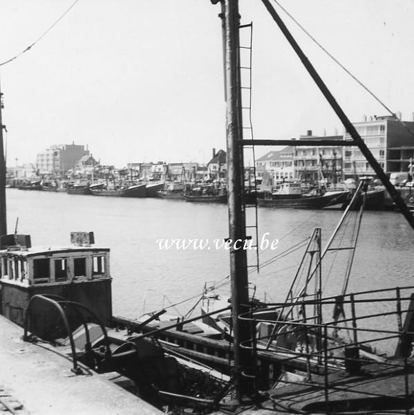 photo ancienne  de bateaux de pêche  Vue générale du port avec de nombreux bateaux à quai