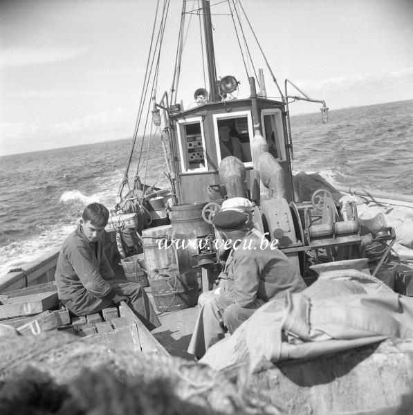 photo ancienne  de bateaux de pêche  En direction du lieu de pêche