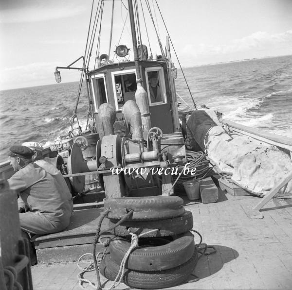 photo ancienne  de bateaux de pêche  En direction du lieu de pêche