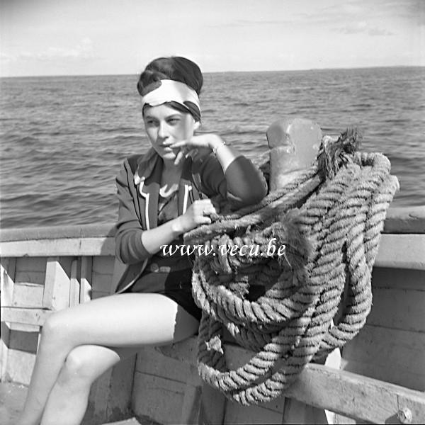 photo ancienne  de bateaux de pêche  Madame accompagne en mer