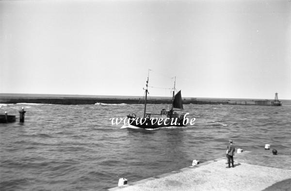 photo ancienne  de bateaux de pêche  Retour d'un petit bateau de pêche