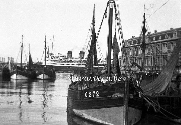 photo ancienne  de bateaux de pêche  Marie-Robert à quai. A l'arrière plan départ de la malle Ostende-Douvres