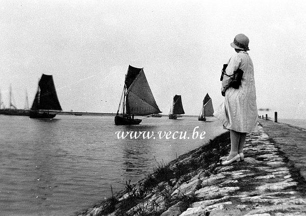 photo ancienne  de bateaux de pêche  Retour des bateaux de pêche