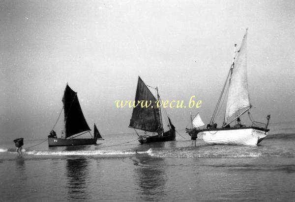 photo ancienne  de bateaux de pêche  