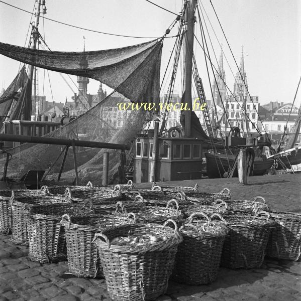 photo ancienne  de bateaux de pêche  Déchargement du poisson