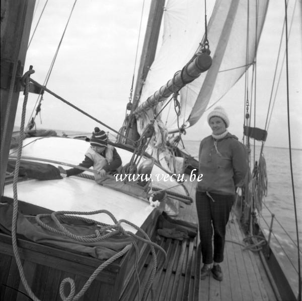 photo ancienne  de voiliers  Navigation en famille