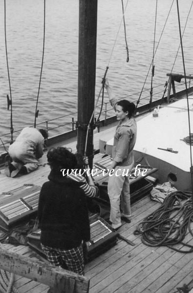 photo ancienne  de voiliers  Petites réparations sur le pont