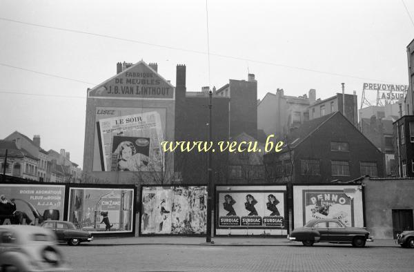 photo ancienne  Vue sur la place Bara et le magasin de meubles Van Linthout