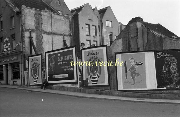 photo ancienne  de Bruxelles - rue des Alexiens  Brasserie à l'hirondelle. Actuellement le restaurant la grenouille bleue.