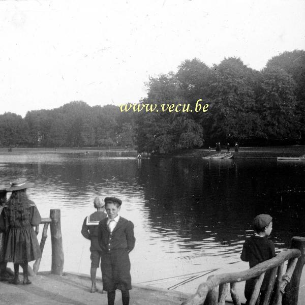 photo ancienne  de Bruxelles - Bois de la Cambre  Bois de la Cambre - On attend le bac