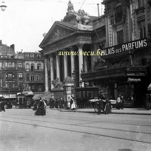 Photo ancienne  de Bruxelles - La bourse  La bourse et le palais des parfums