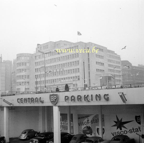 photo ancienne  de Bruxelles - Carrefour de l'Europe  Parking de la gare centrale