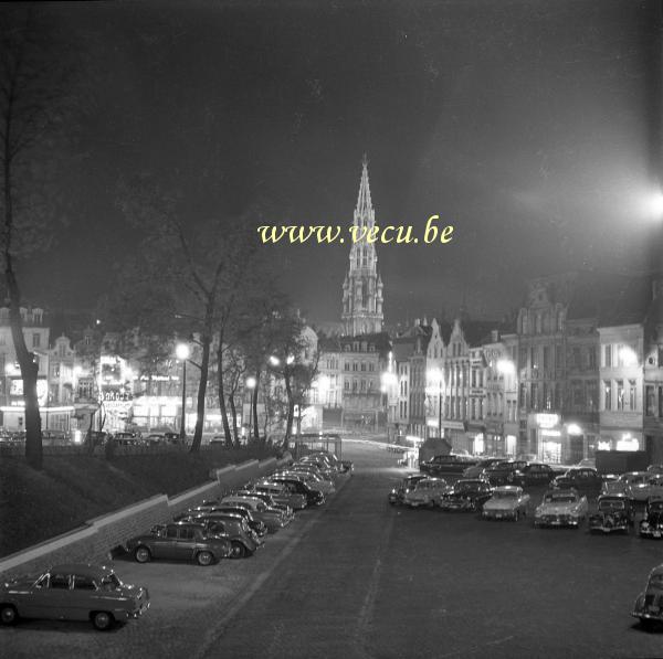 photo ancienne  de Bruxelles - Carrefour de l'Europe  Parking de la gare centrale