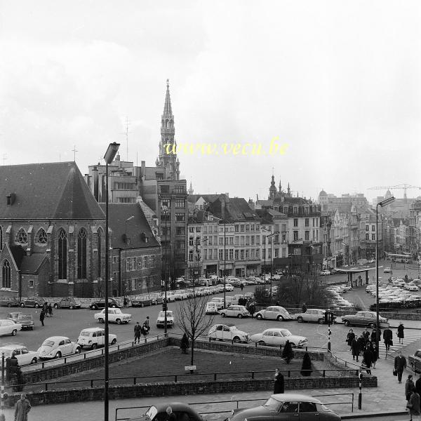 photo ancienne  de Bruxelles - Carrefour de l'Europe  Parking de la gare centrale avec sa pompe à essence