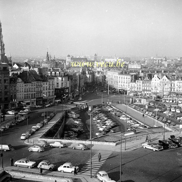 photo ancienne  de Bruxelles - Carrefour de l'Europe  Parking de la gare centrale avec sa pompe à essence