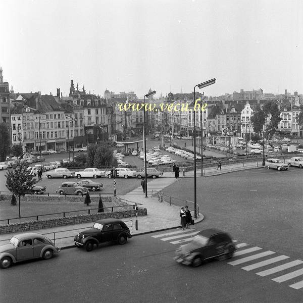 photo ancienne  de Bruxelles - Carrefour de l'Europe  Parking de la gare centrale avec sa pompe à essence