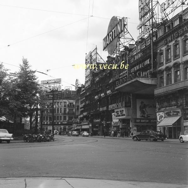 photo ancienne  de Bruxelles - Place de Brouckère  A l'affiche de l' Eldorado : Ray Danton dans les tueurs crèvent à l'aube