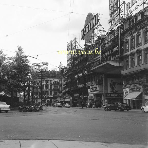 photo ancienne  de Bruxelles - Place de Brouckère  A l'affiche de l' Eldorado : Ray Danton dans les tueurs crèvent à l'aube