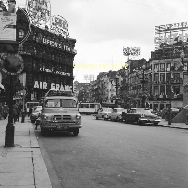 photo ancienne  de Bruxelles - Place de Brouckère  A gauche la rue Fossé aux loups - au fond le boulevard Anspach