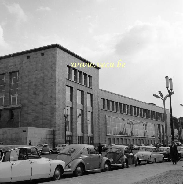 photo ancienne  de Bruxelles - Boulevard de l'Empereur  La bibliothèque nationale vue du boulevard de l'empereur